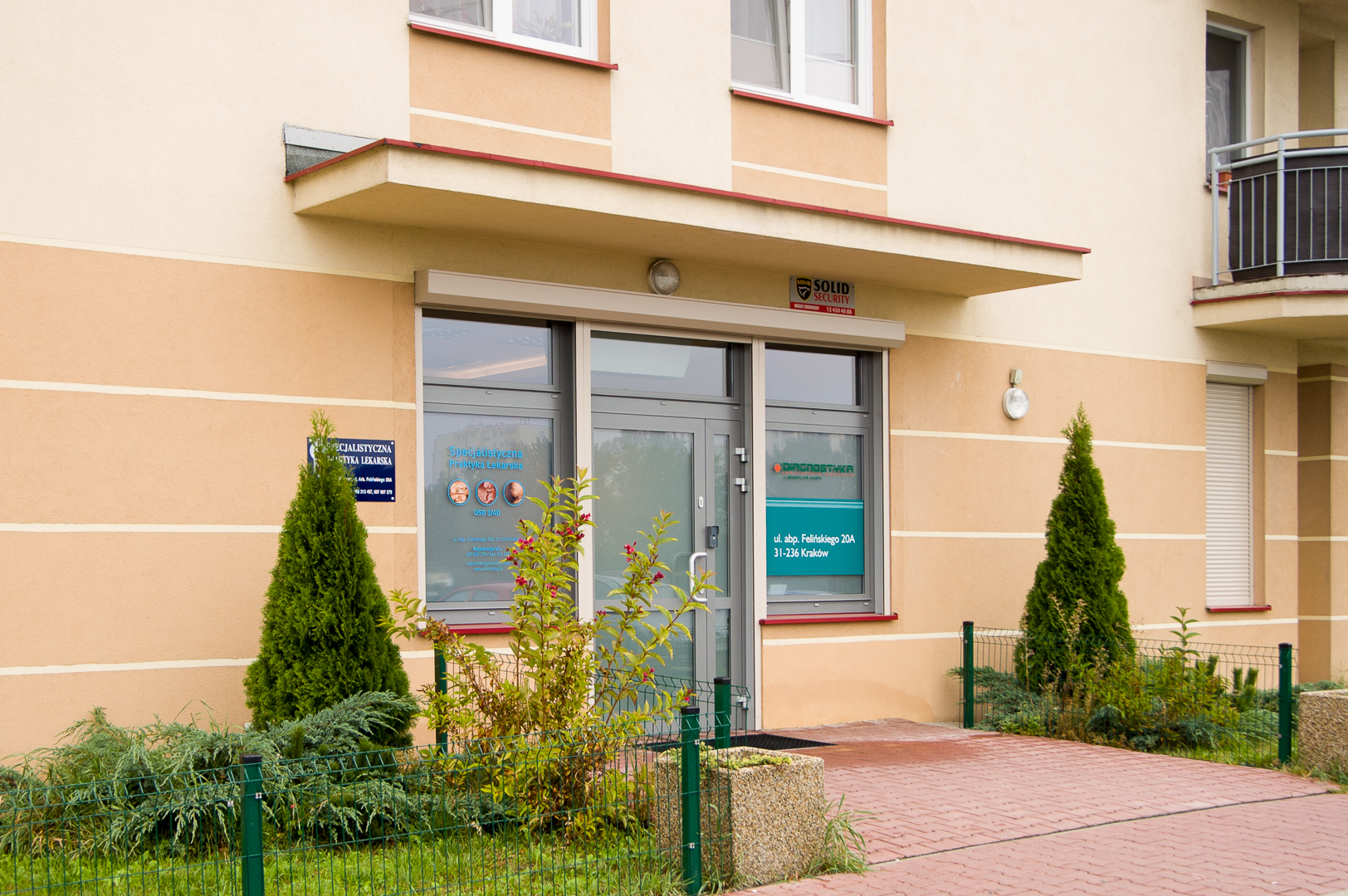 Budynek CM Femmemedica - zbliżenie z boku