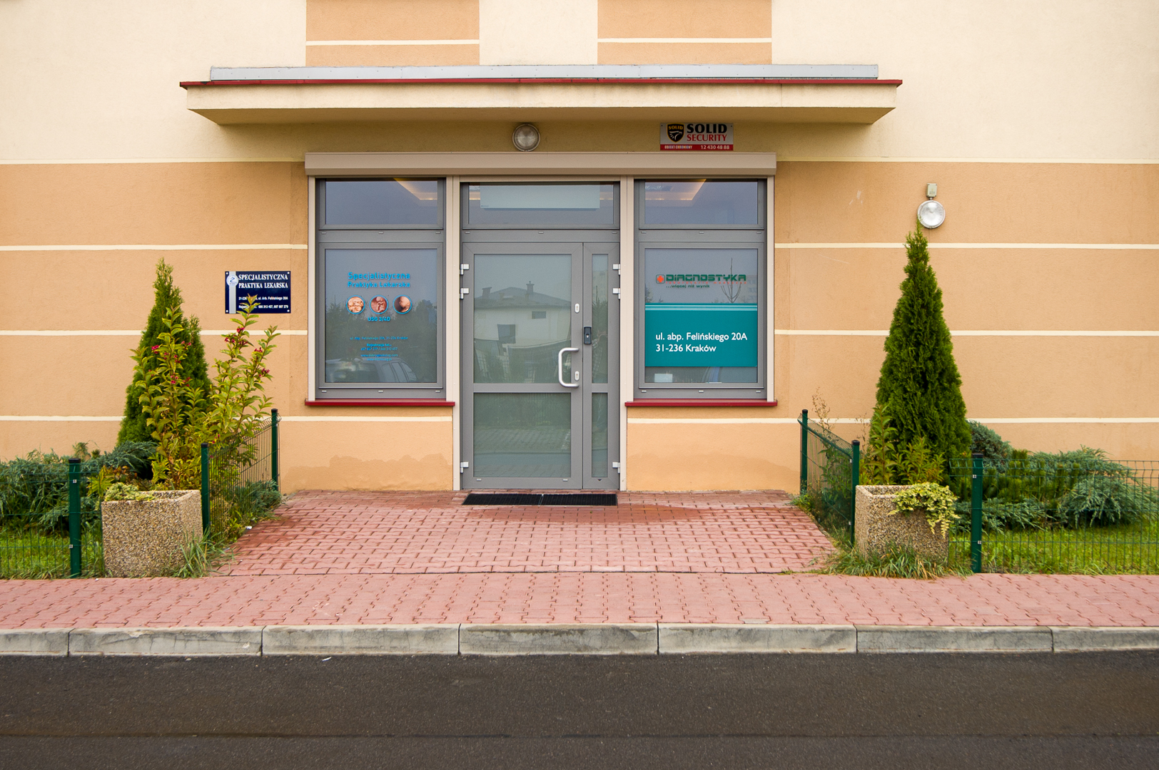 Zbliżenie na wejście do budynku CM Femmemedica przy ul. Felińskiego 20A