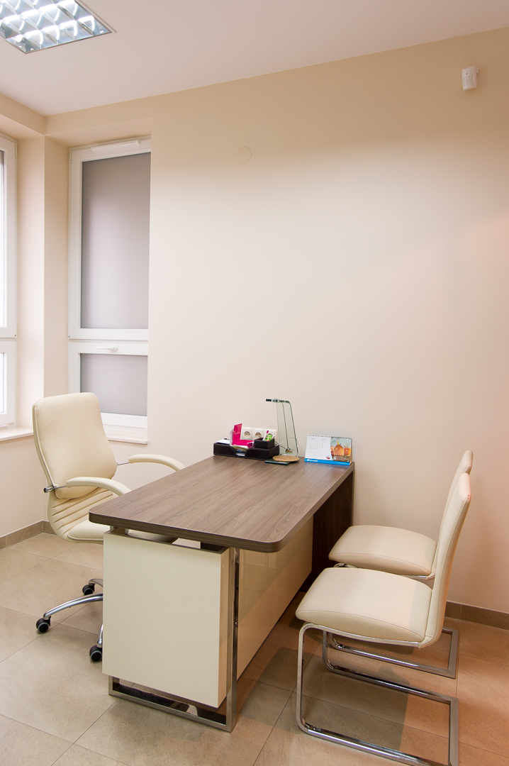 Gabinet nr 2 - stanowisko lekarza, widok z boku