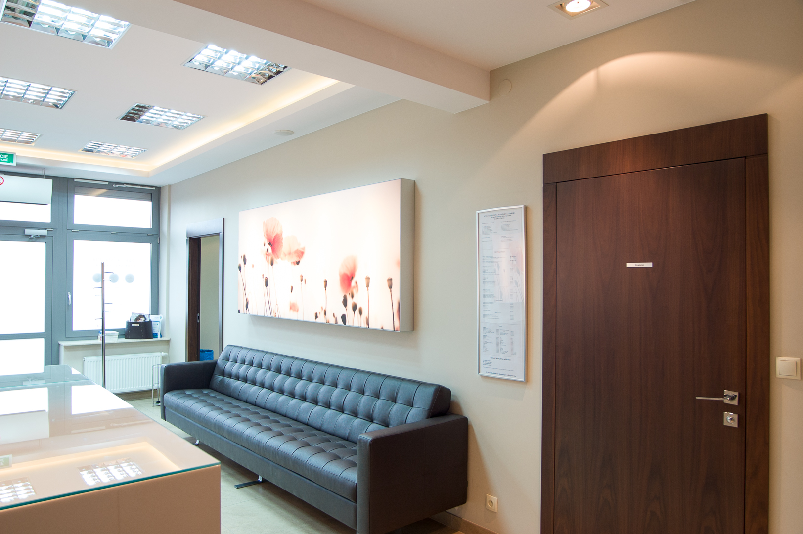 Poczekalnia z widokiem na gabinet nr 1