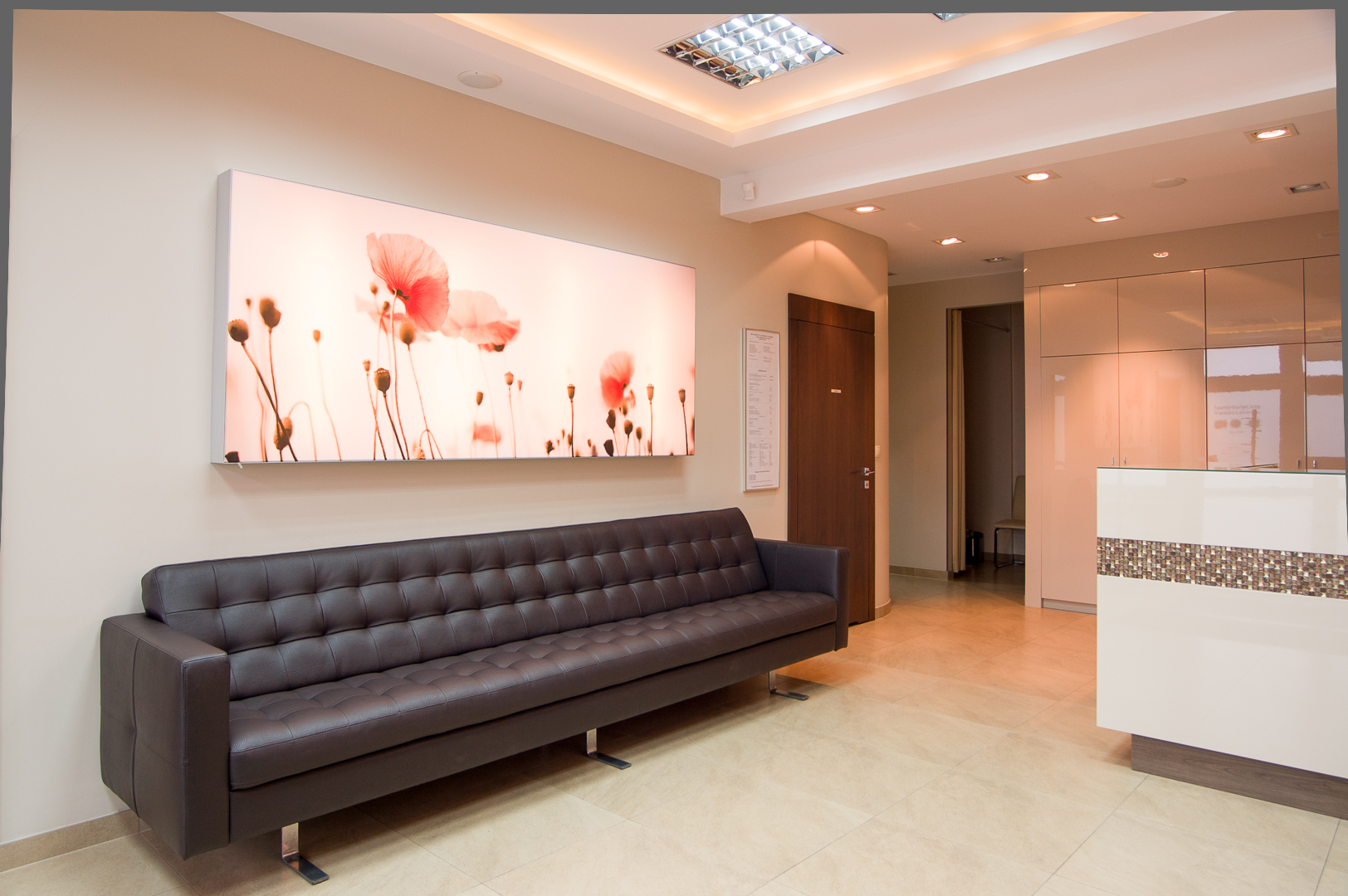 Poczekalnia z widokiem na łazienkę dla pacjentów