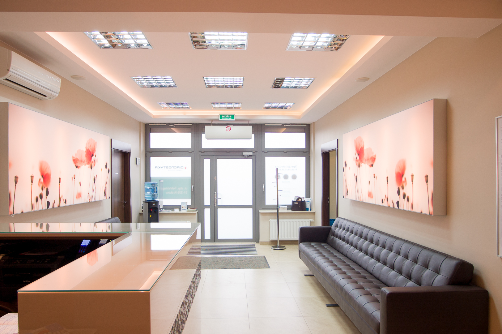 Widok na wejście z poczekalni CM Femmemedica